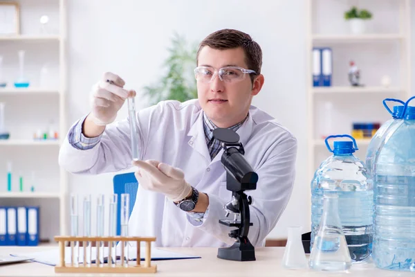 Студент молодого хіміка експериментує в лабораторії — стокове фото