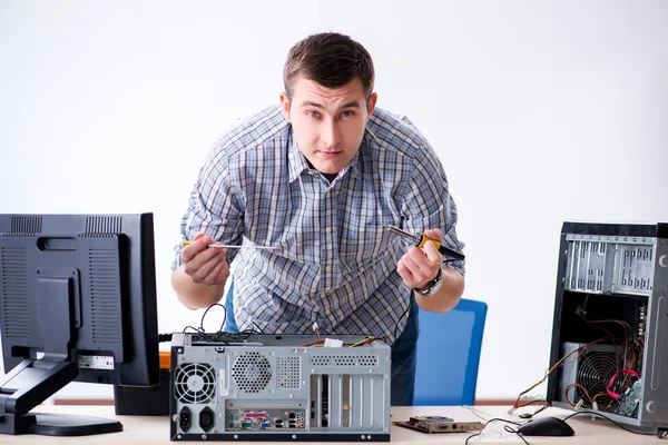 Jovem técnico de reparação de computador em oficina — Fotografia de Stock