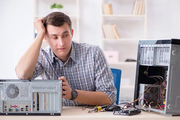 Junger Techniker repariert Computer in Werkstatt — Stockfoto
