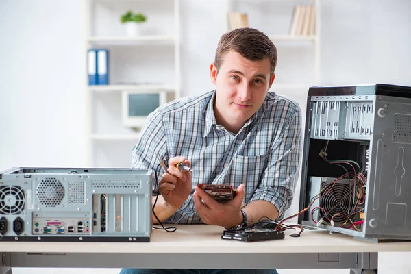 Junger Techniker repariert Computer in Werkstatt — Stockfoto