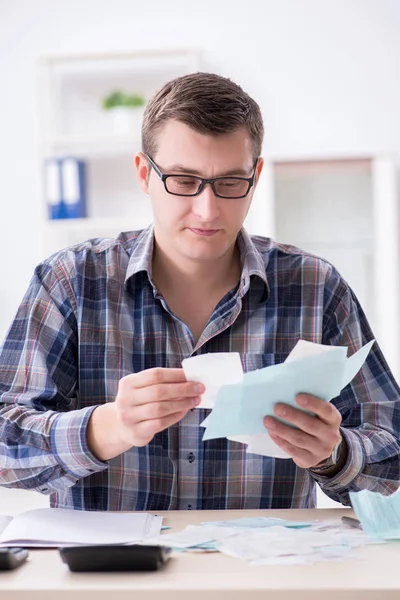 Junger Mann frustriert über sein Haus und Steuerrechnungen — Stockfoto