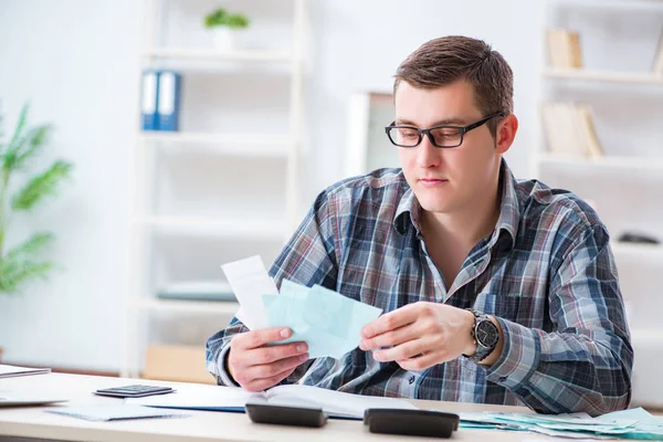 Jeune homme frustré par sa maison et les factures fiscales — Photo