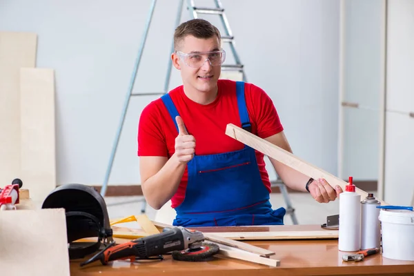 Werknemer in de werkplaats — Stockfoto