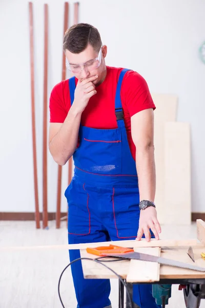 Empreiteiro que trabalha na oficina — Fotografia de Stock