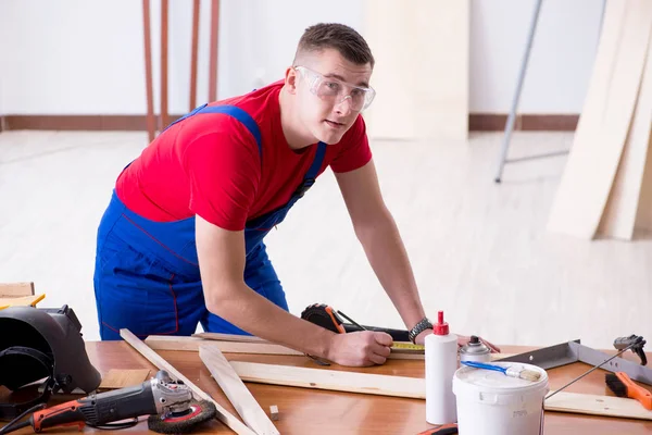 Appaltatore che lavora in officina — Foto Stock