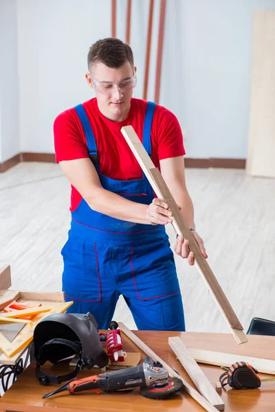 Entreprenör som arbetar i verkstaden — Stockfoto