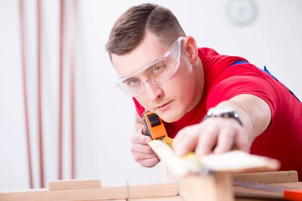 Lohnunternehmer arbeitet in der Werkstatt — Stockfoto