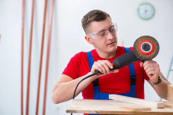 Entrepreneur travaillant dans l'atelier — Photo