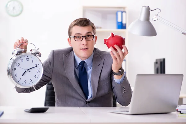 Werknemer met spaarvarken in time management concept — Stockfoto
