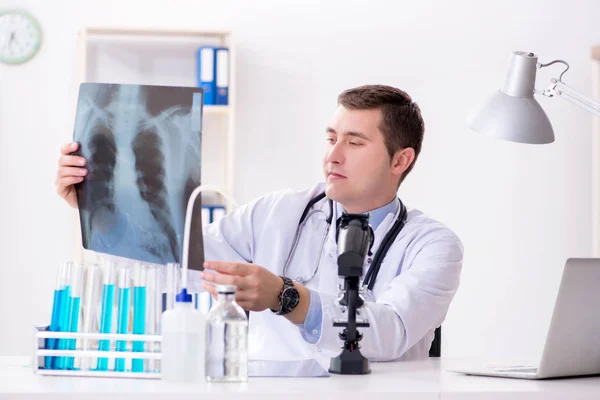 Médico masculino olhando para os resultados do laboratório no hospital — Fotografia de Stock