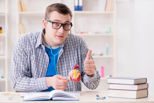 Étudiant en médecine étudiant coeur en classe pendant la conférence — Photo