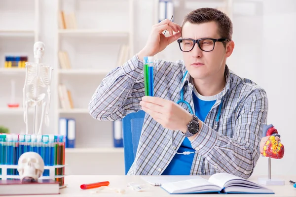 Üniversitede kimya okuyan genç bir öğrenci — Stok fotoğraf