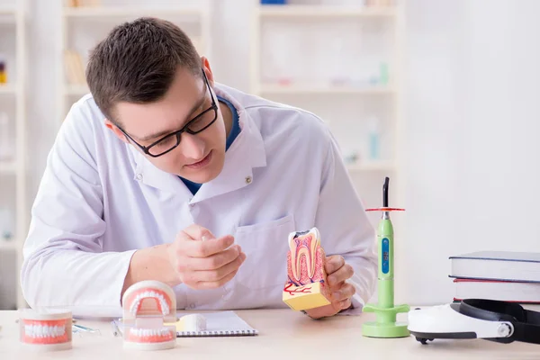 Implant zębów dentysty w laboratorium medycznym — Zdjęcie stockowe