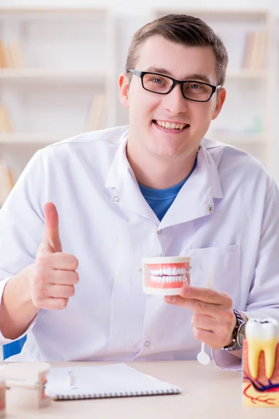 Dentista trabalhando implante de dentes em laboratório médico — Fotografia de Stock