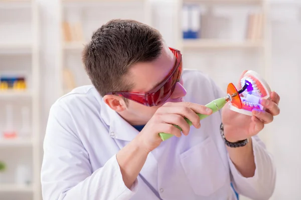 Tandläkare arbetande tänder implantat i medicinska lab — Stockfoto