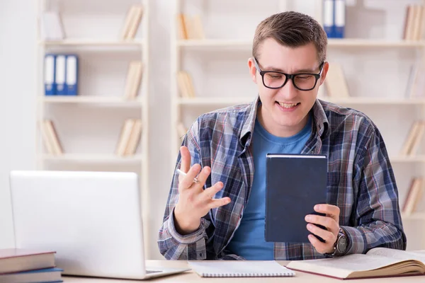 Jeune étudiant étudiant sur Internet dans le concept de télé-apprentissage — Photo