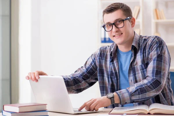 Jeune étudiant étudiant sur Internet dans le concept de télé-apprentissage — Photo