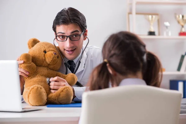 Niña visitando al médico para un chequeo regular — Foto de Stock