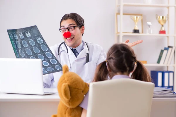 Zabawny pediatra z małą dziewczynką na regularnych badaniach kontrolnych — Zdjęcie stockowe