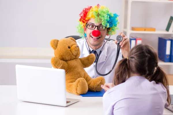 Lustige Kinderärztin mit kleinem Mädchen beim regelmäßigen Check-up — Stockfoto