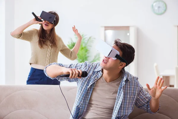 Par de karaoke cantando com óculos de realidade virtual — Fotografia de Stock