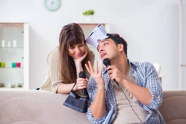 Combineer zingende karaoke met virtual reality glazen — Stockfoto