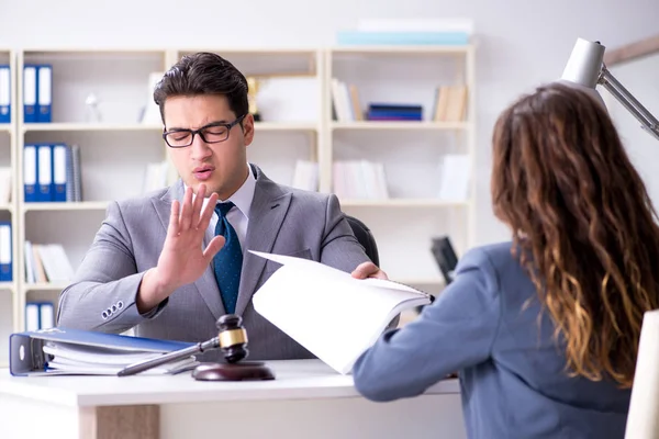 Anwalt diskutiert Rechtsstreit mit Mandant — Stockfoto