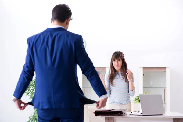 Famille en faillite sans argent comptant à la maison — Photo