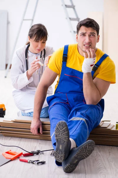 Lavoratore ferito assistito da un medico — Foto Stock