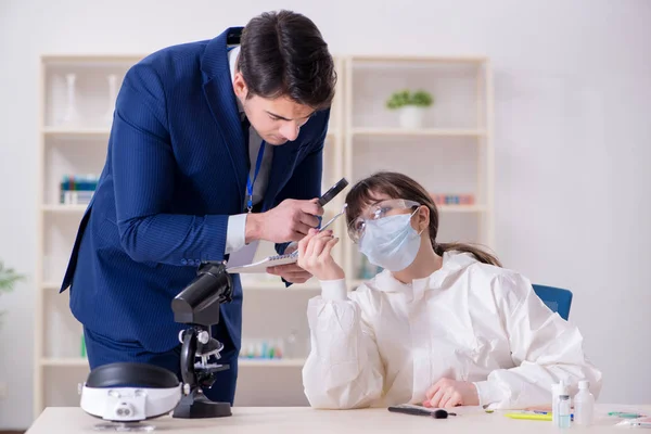 Esperto criminologo che lavora in laboratorio per prove — Foto Stock