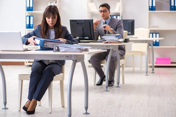 Homme et femme travaillant dans le bureau — Photo