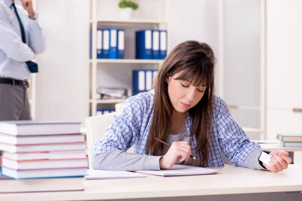 Profesora masculina dando clase a alumna — Foto de Stock