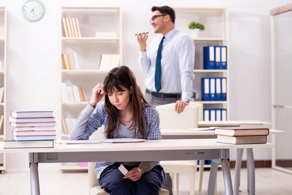 Profesora masculina dando clase a alumna — Foto de Stock