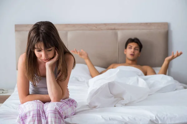 Mulher e homem no quarto — Fotografia de Stock