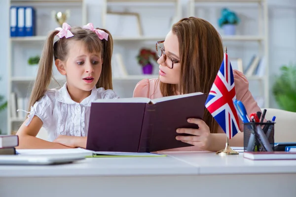 Молода дівчина вивчає англійську з вчителем — стокове фото