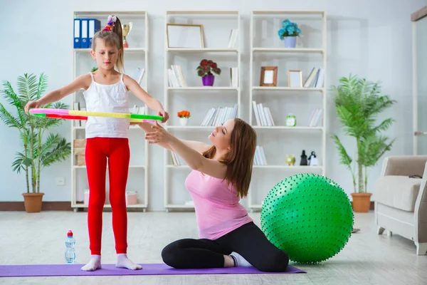 Mädchen und Mutter üben zu Hause — Stockfoto