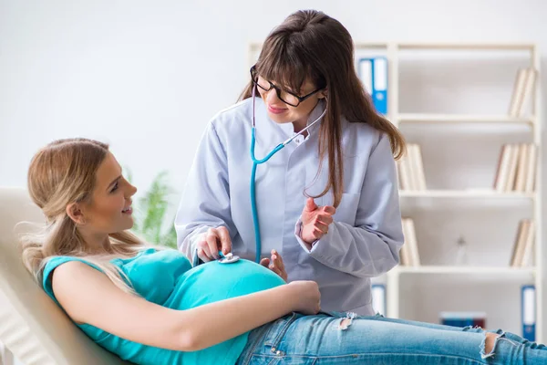 Zwangere vrouw bij regelmatige zwangerschapscontrole — Stockfoto