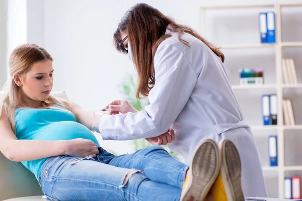 Raskaana oleva nainen säännöllisessä raskaustarkastuksessa — kuvapankkivalokuva