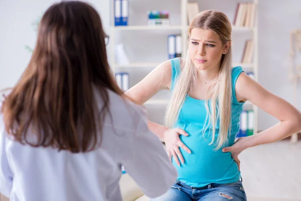 Zwangere vrouw bij regelmatige zwangerschapscontrole — Stockfoto