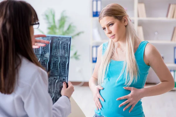 Donna incinta al controllo regolare della gravidanza — Foto Stock