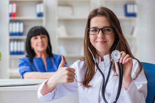 Senior Patient besucht Arzt für regelmäßige Kontrolle — Stockfoto