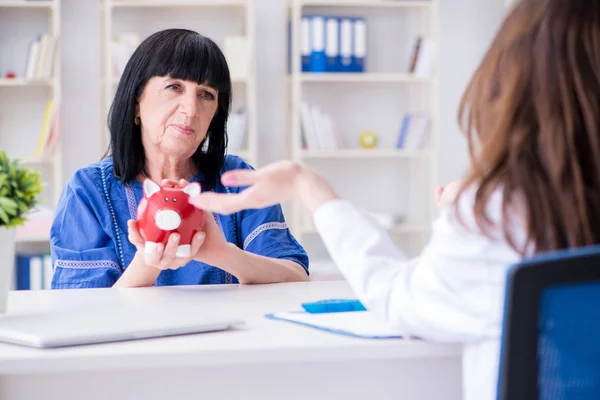 Oudere patiënt op bezoek bij een arts voor regelmatige controle — Stockfoto