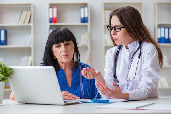 Médico visitante de pacientes mayores para chequeo regular — Foto de Stock