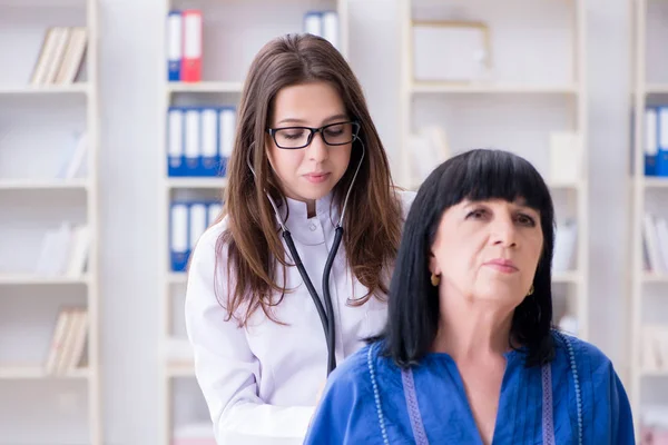 Senior patient besöker läkare för regelbunden kontroll — Stockfoto