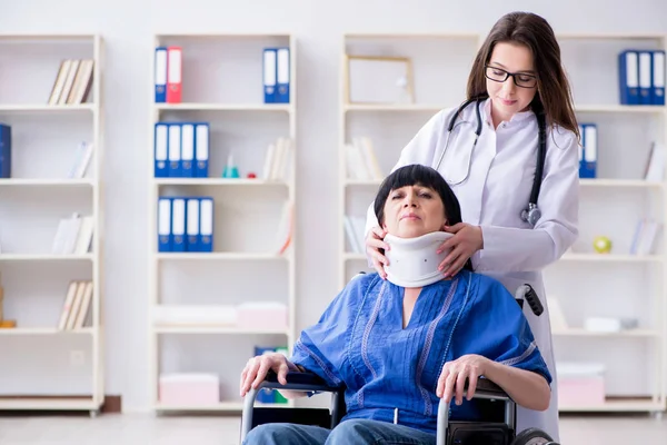 Femme âgée avec blessure au cou chez le médecin — Photo