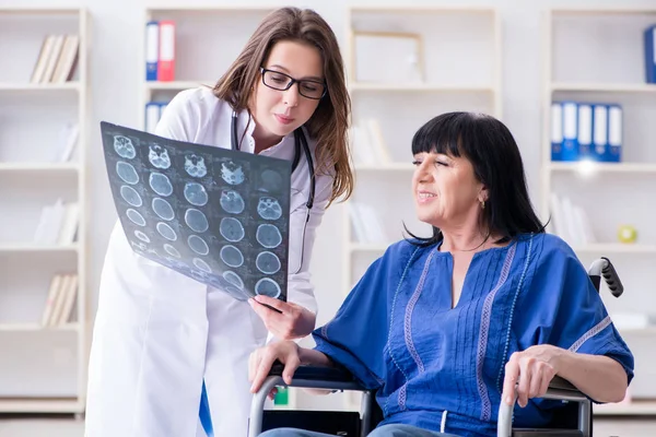 Oudere vrouw op bezoek bij arts voor regelmatige controle — Stockfoto