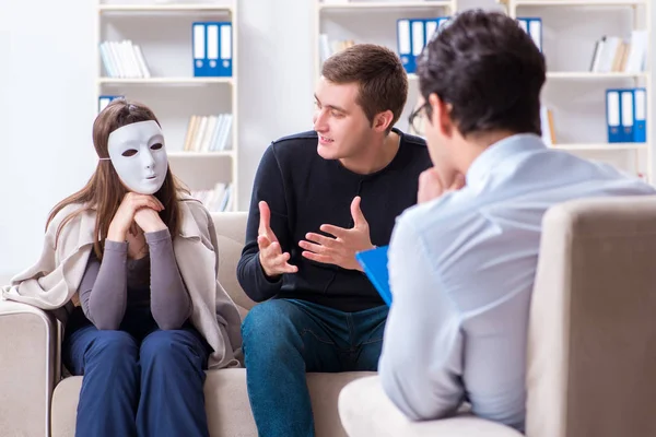 Familienbesuch beim Psychologen wegen Familienproblemen — Stockfoto