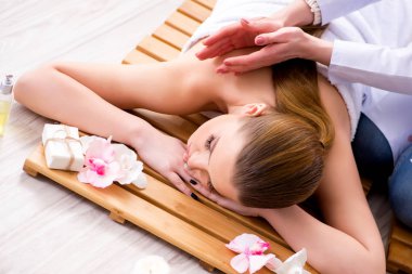 Salondaki spa prosedürü sırasında genç bir kadın.