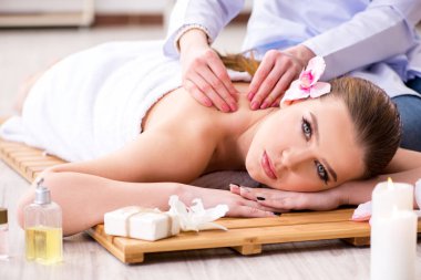 Salondaki spa prosedürü sırasında genç bir kadın.