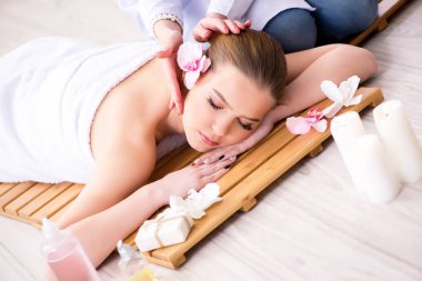 Salondaki spa prosedürü sırasında genç bir kadın.